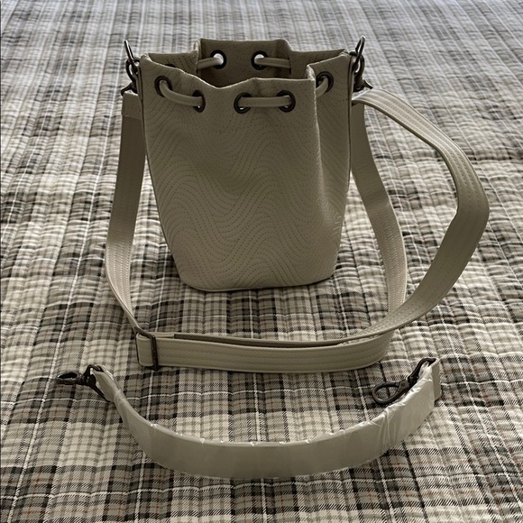 Lug Cream Crossbody Bucket Bag - Picture 4 of 5